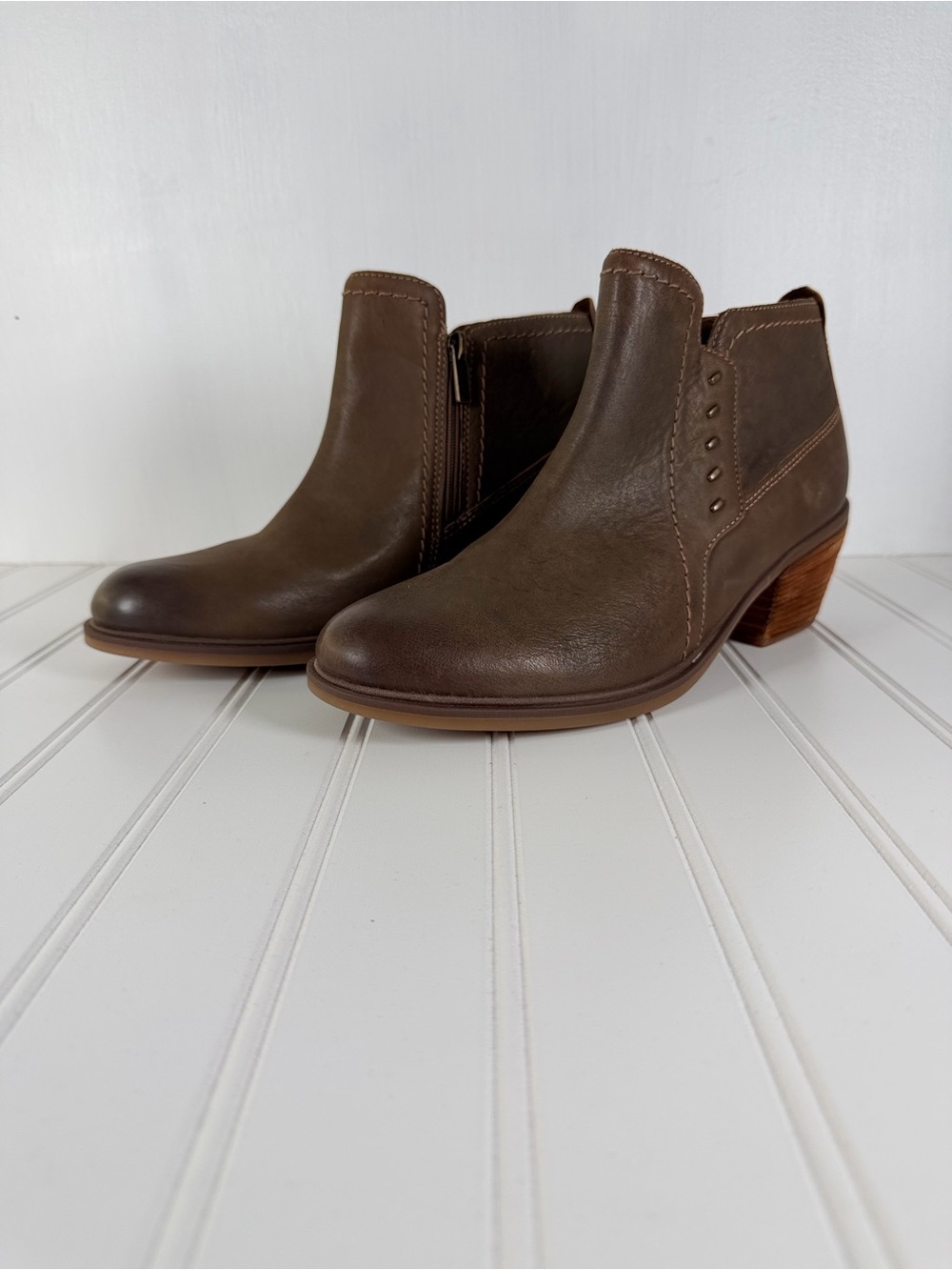 Clarks Neva Lo Women’s Brown Leather Low Stacked Heel Ankle Booties Sz 9.5